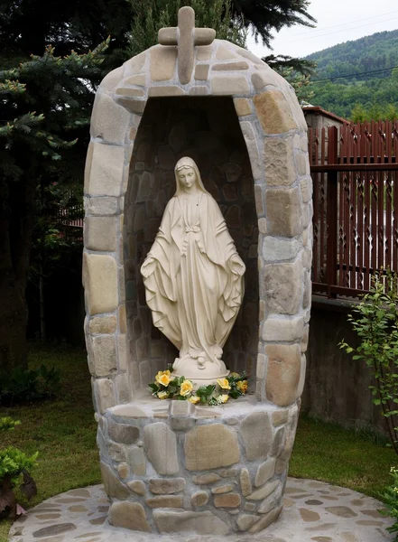 Capilla de piedra con estatua de Santa María en un pueblo cerca de Cracovia —  Fotos de Stock