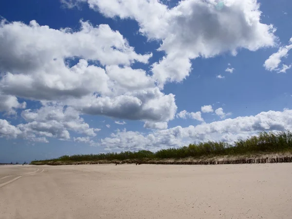 Paisagem de praia arenosa e céu azul nublado no mar Báltico — Fotografia de Stock