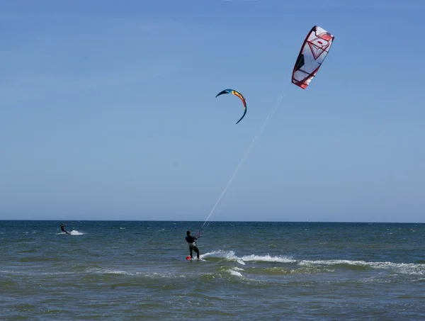 Kitesurf na água do mar Báltico — Fotografia de Stock