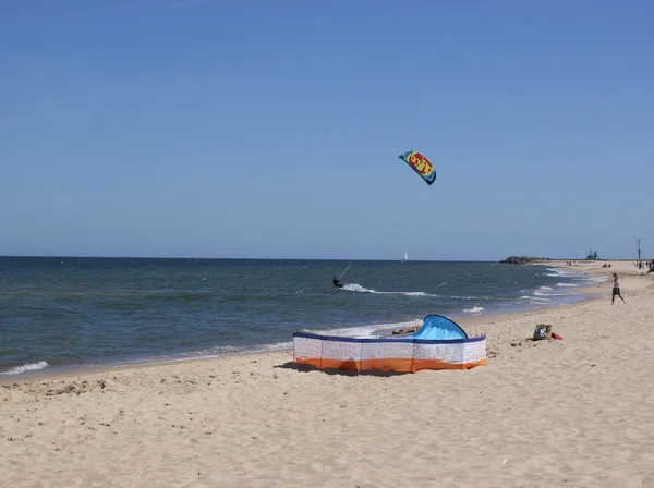 バルト海のビーチと kitesurfer — ストック写真