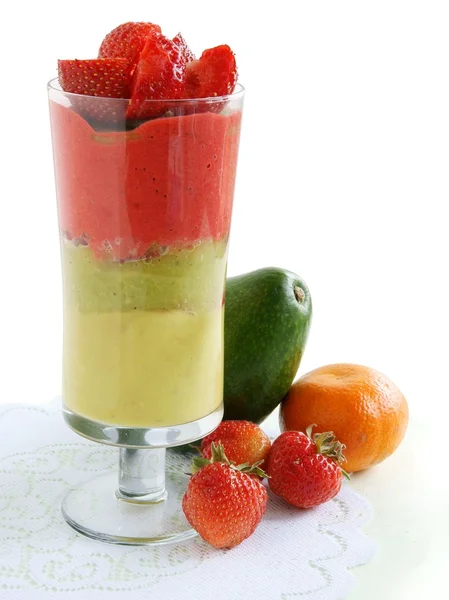 Pulpe de fruits broyés avocat, banane, kiwi, fraise comme dessert savoureux — Photo