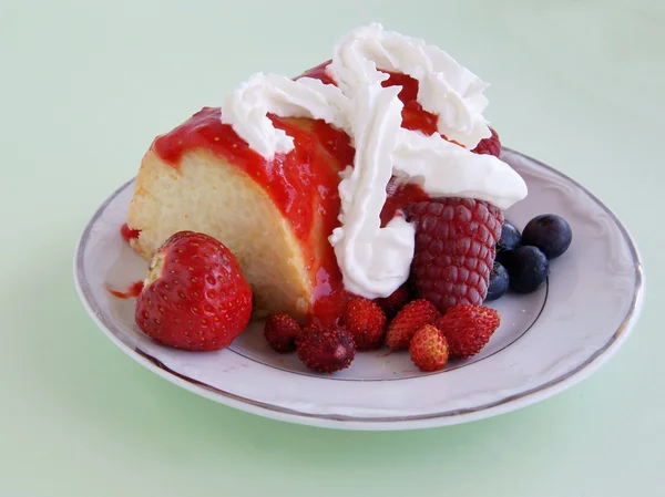 Arroz al horno con frutas y crema batida —  Fotos de Stock