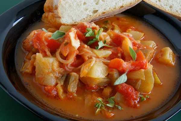 Goulash vegetal saboroso chamado ratatuille com pão como refeição de jantar — Fotografia de Stock