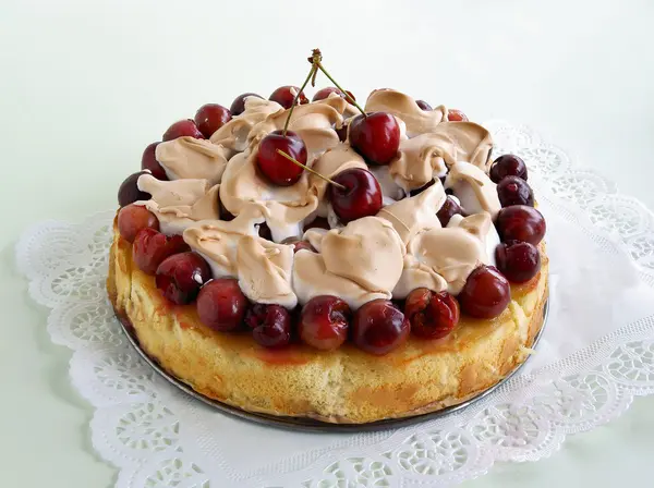 Keks-Kuchen mit Nerinques und Süßkirschen — Stockfoto