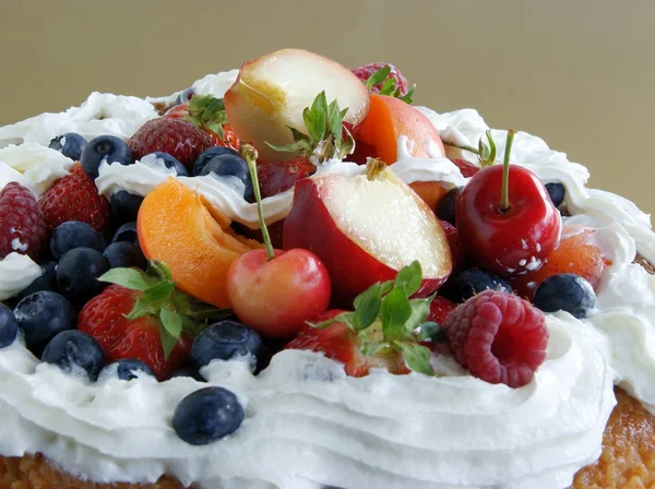 Frutas e chantilly no bolo de perto — Fotografia de Stock