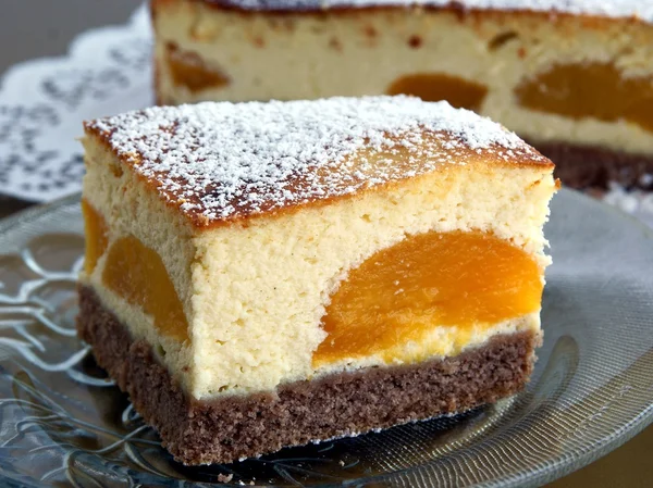 살구와 함께 맛 있는 과일 케이크 — 스톡 사진