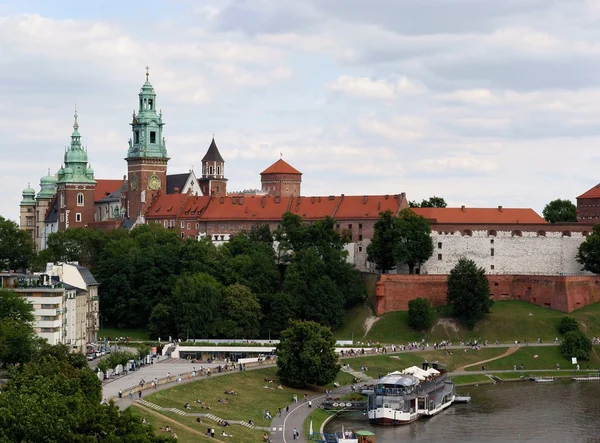 Castillo de Wawel con fortificaciones en Cracovia —  Fotos de Stock