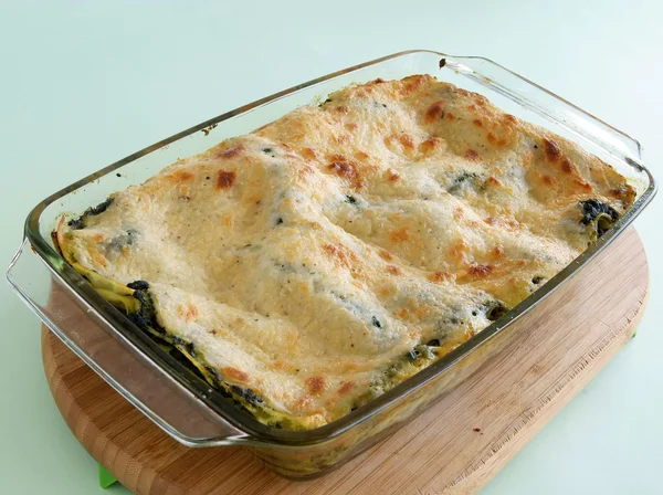 Makaron lasagne ze szpinakiem napełniania zapiekane — Zdjęcie stockowe