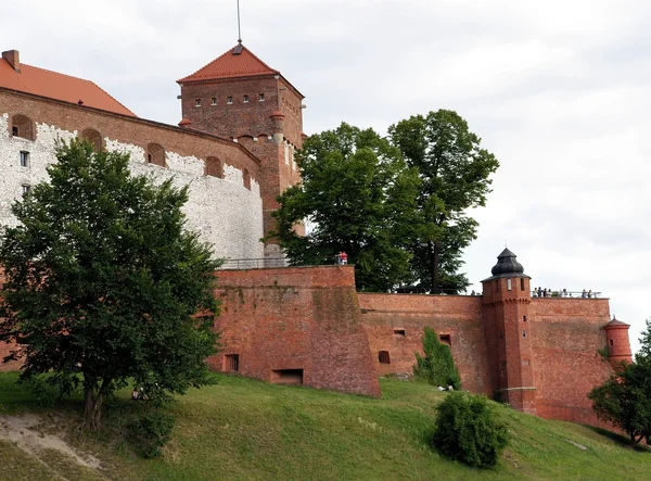 Вавельский замок с укреплениями в Кракове — стоковое фото