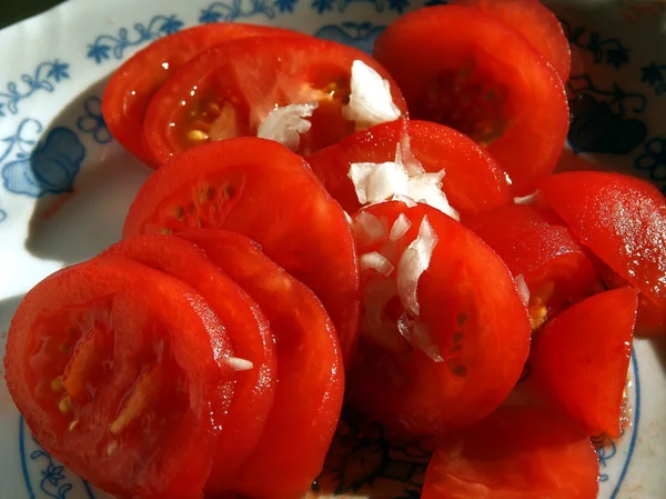 Los trozos de los tomates y la cebolla en la ensalada sabrosa — Foto de Stock