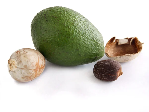 Fruto verde de abacate com sementes marrons — Fotografia de Stock