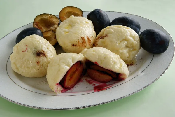 Drumblings met pruimen als lekkere, vegetarische maaltijd — Stockfoto