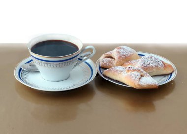 Reçelli ve kahveli ev yapımı kruvasan.