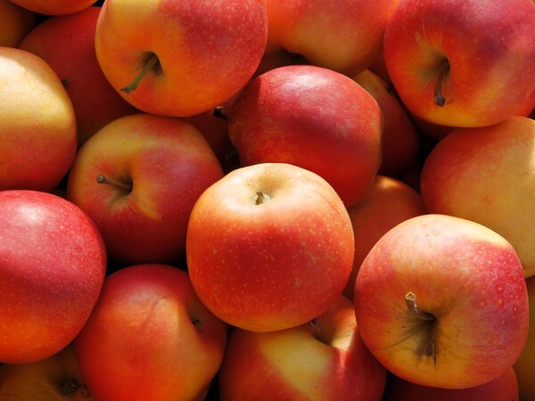very tasty,red apples