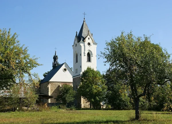Katolska kyrkan med höga tornet i Biezdziedza by nära Jaslo — Stockfoto