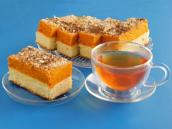 Gâteau biscuit savoureux avec confiture de pumkin — Photo