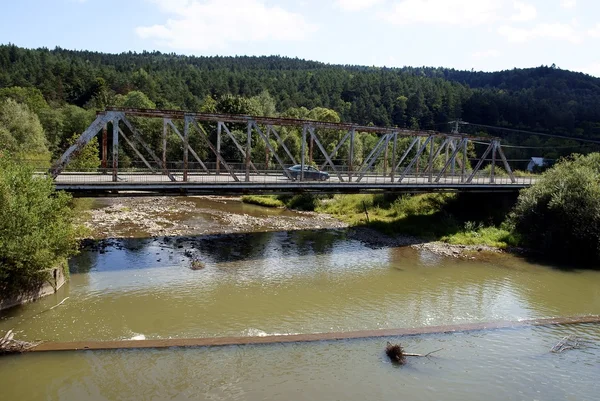 Metalen brug over de Visloka rivier in Krempna dorp in de buurt van Jaslo — Stockfoto