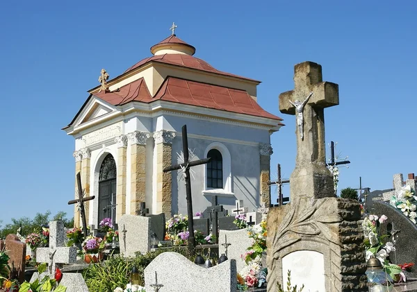 Hřbitov a kaple v Biezdziedza poblíž Jaslo — Stock fotografie