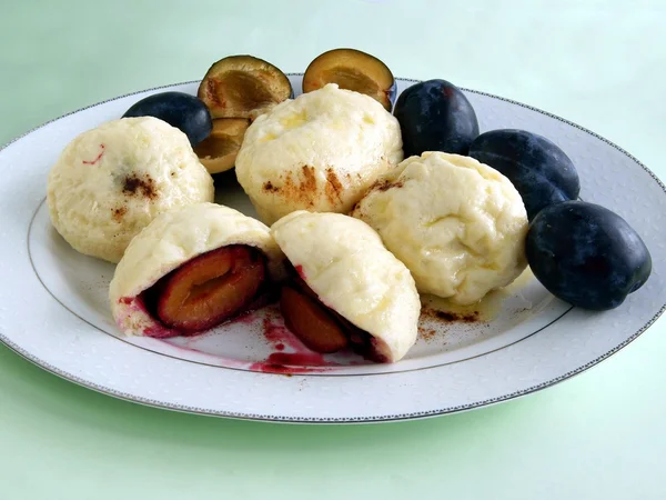 Noodles with plums for dinner — Stock Photo, Image