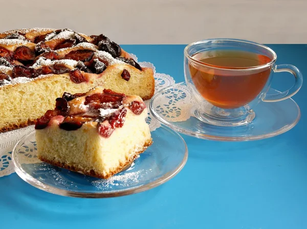 Pastel de frutas con ciruelas y taza de té —  Fotos de Stock