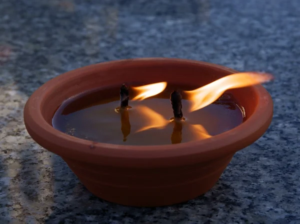 Burning candles on tomb — Stock Photo, Image