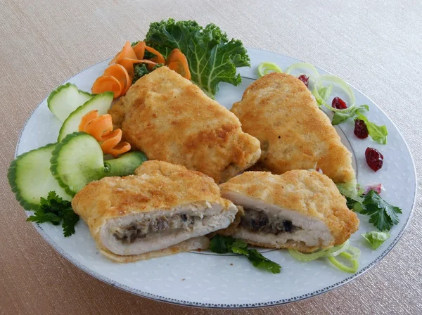 Carne de pollo con relleno de champiñones —  Fotos de Stock