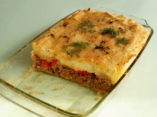 М'ясо з грибами та картоплею au gratin — стокове фото