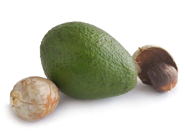 Fruto verde de abacate e semente marrom — Fotografia de Stock