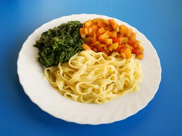 Ispanak ve sebze gulaş vejetaryen yemek olarak ile makarna — Stok fotoğraf