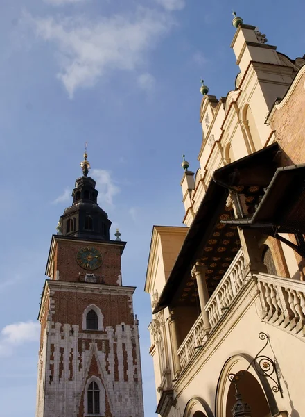 Tower of City Hall with clock in Krakow's Main Market Square and Cloth Hall — Stock Photo, Image