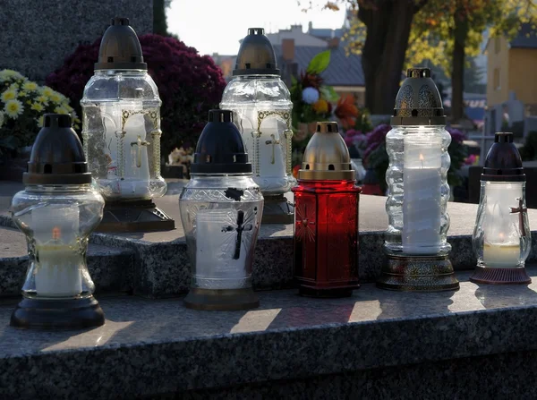 Queimando velas no túmulo no cemitério — Fotografia de Stock