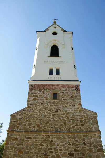 Oude kerk met hoge toren in Biezdziedza in de buurt van Jaslo — Stockfoto