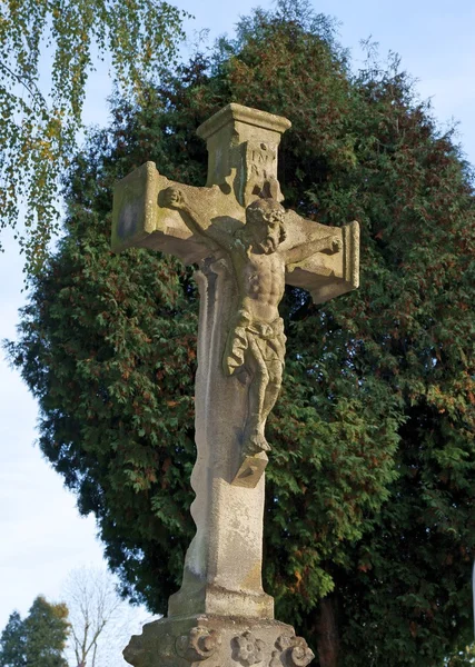 Vieux crucifix pierreux sur la tombe dans le cimetière — Photo