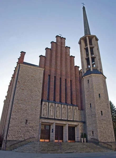 Église moderne avec tour à Jaslo — Photo