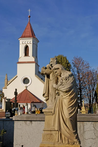 Oude kapel in begraafplaats van Jaslo — Stockfoto