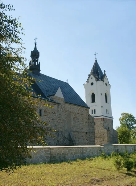 Vecchia chiesa cattolica a Biezdziedza vicino a Jaslo — Foto Stock