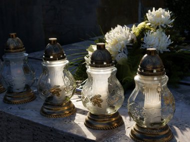 Yanan Mum mezar mezarlığı