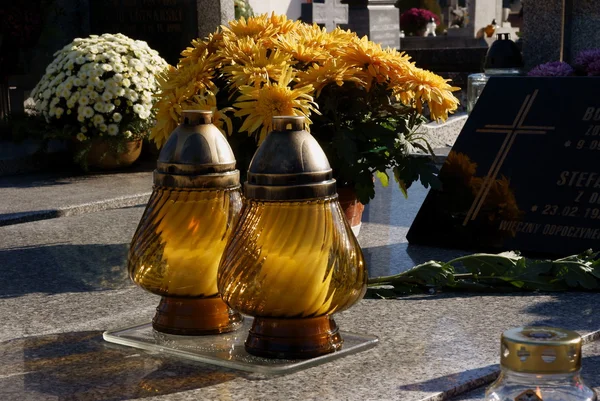 Queimando velas no túmulo no cemitério — Fotografia de Stock