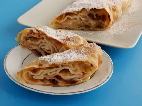 Rolled dough with apples as strudel cake — Stock Photo, Image