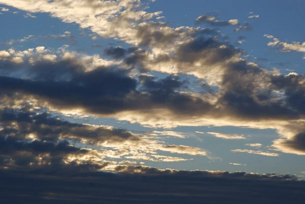 Vielfarbige Wolken und Himmel bei Sonnenuntergang — Stockfoto