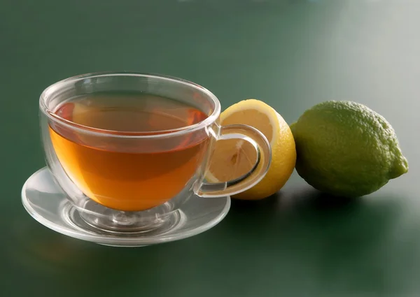 一杯のお茶と柑橘系の果物 — ストック写真