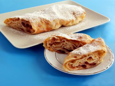 Strudel elma doldurma ve şeker ile