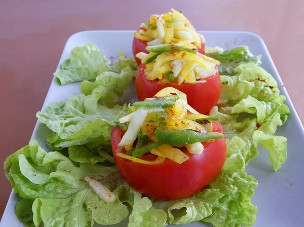 野菜とチーズの詰物とトマト — ストック写真