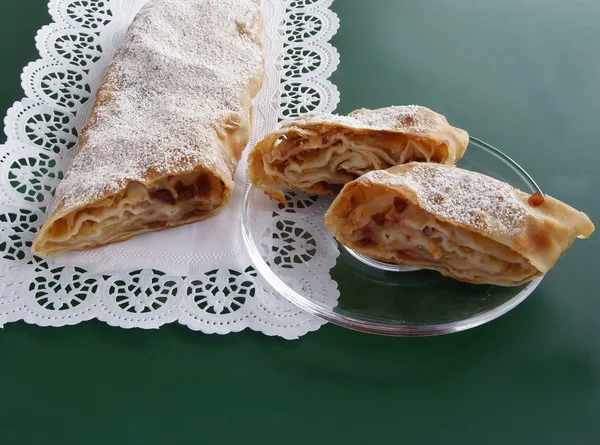 Strudel mit Äpfeln als Füllung — Stockfoto