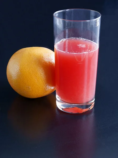 Pomelo rojo y zumo en vaso — Foto de Stock