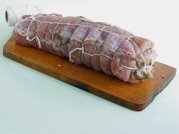 Surowe mięso wieprzowe z nadzieniem grzybowym przed paleniem splecione — Zdjęcie stockowe
