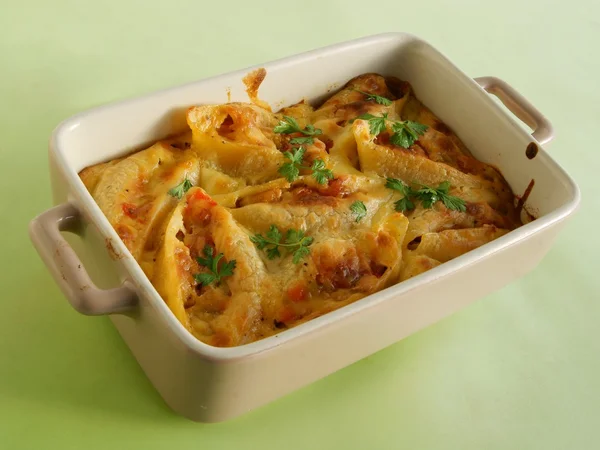 Pasta shells with mushroom and vegetable filling under sauce au gratin — Stock Photo, Image