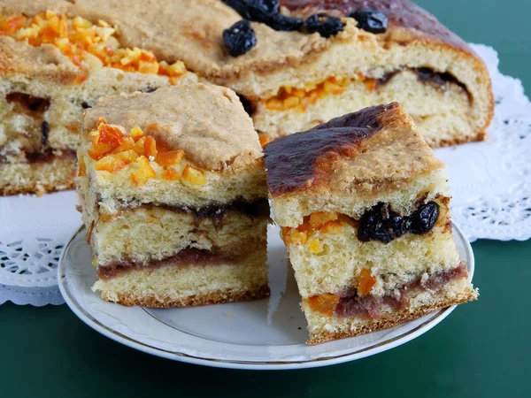 Pão doce com pele de laranja, cerejas e nozes como recheio — Fotografia de Stock