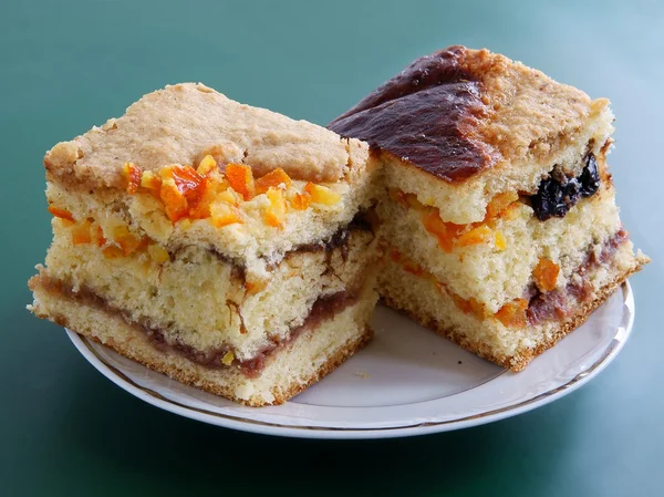 Pão doce com pele de laranja, cerejas e nozes como recheio — Fotografia de Stock