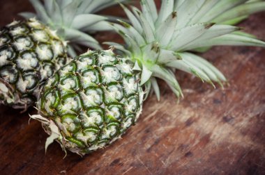 Tatlı ananas ahşap arka plan üzerinde